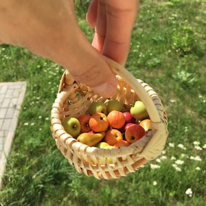 Small wicker basket with handle, Storage miniatures, Willow basket, Mini fruit basket, Tiny basket, Miniature basket