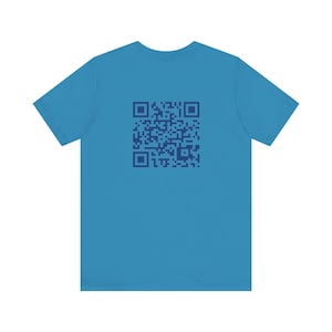 以下が含まれることがあります： 背面に濃い青色のQRコードが印刷された薄い青色のTシャツです。