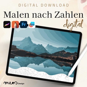 K&ouml;nnte beinhalten: Digitaler Download eines Malen-nach-Zahlen-Bildes mit einer Berglandschaft, das auf einem Tablet mit einem Stift angezeigt wird. Das Bild zeigt eine blaue und gr&uuml;ne Berglandschaft mit einem See, der die Berge widerspiegelt. Der Text "Malen nach Zahlen digital" wird &uuml;ber dem Tablet angezeigt.