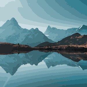 K&ouml;nnte beinhalten: Eine malerische Aussicht auf eine Bergkette, die sich in einem stillen See spiegelt. Die Berge sind hellblau und der See dunkelblau. Der Himmel ist hellblau mit wei&szlig;en Wolken.