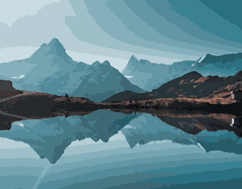 K&ouml;nnte beinhalten: Eine malerische Aussicht auf eine Bergkette, die sich in einem stillen See spiegelt. Die Berge sind hellblau und der See dunkelblau. Der Himmel ist hellblau mit wei&szlig;en Wolken.