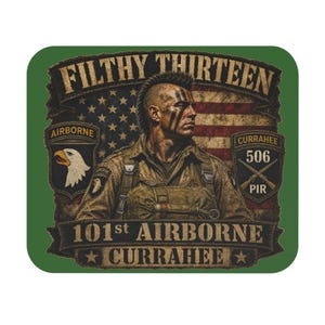 Könnte beinhalten: Ein rechteckiges Mauspad mit der Grafik eines Soldaten mit Irokesenschnitt und Gesichtsbemalung vor einer gealterten US-Flagge. Der Text lautet FILTHY THIRTEEN, AIRBORNE, CURRAHEE 506 PIR und 101st AIRBORNE CURRAHEE mit einem Adler-Emblem.