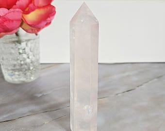 Grande tour en cristal de quartz rose : pierre de guérison rose clair