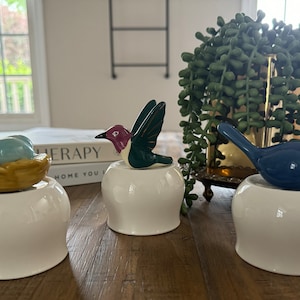 ONE Beautiful ceramic white mini holder / display / stand for Nora Fleming minis CUTE!