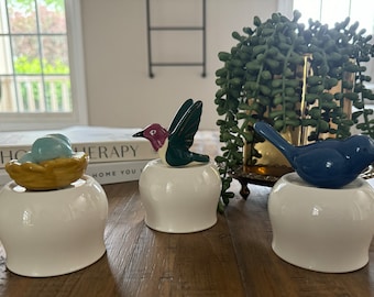 ONE Beautiful ceramic white mini holder / display / stand for Nora Fleming minis CUTE!
