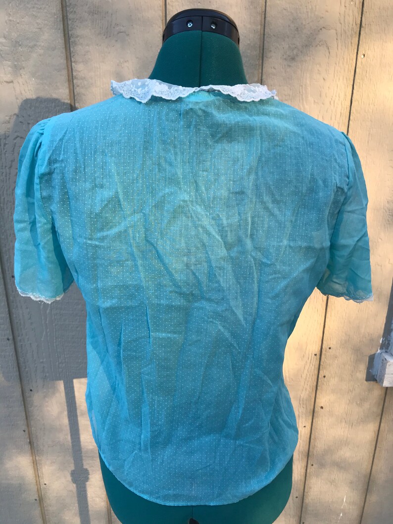sweet puff sleeves /& lace details sky blue w tiny white polka dots Vintage blouse