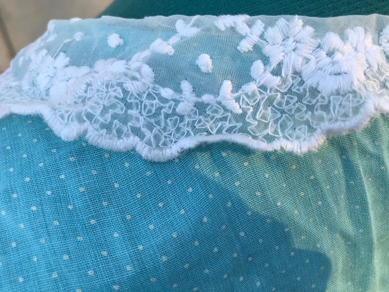 sweet puff sleeves /& lace details sky blue w tiny white polka dots Vintage blouse