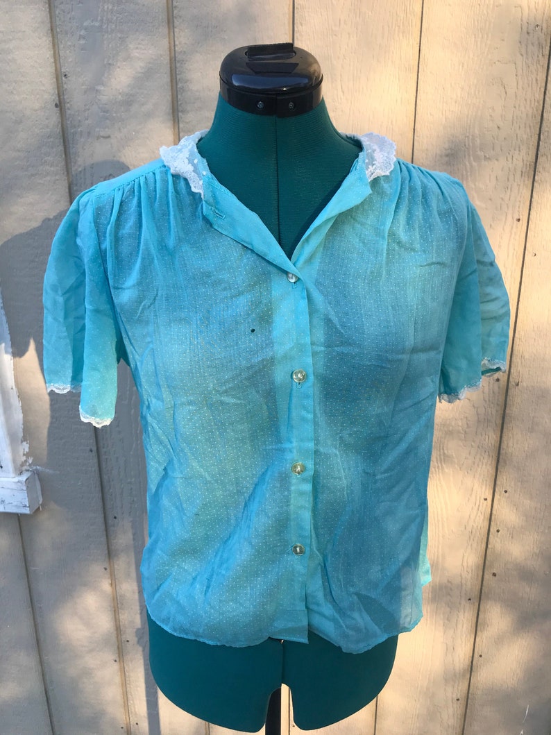 sweet puff sleeves /& lace details sky blue w tiny white polka dots Vintage blouse