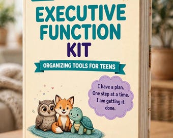 以下が含まれることがあります： Executive Function Kit Organizing Tools for Teensというタイトルのクリーム色の本。太陽のアイコン、フクロウ、キツネ、カメのイラスト、そしてI have a plan. One step at a time. I am getting it done.と書かれた紫色の吹き出しが描かれています。