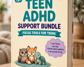 以下が含まれることがあります： Teen ADHD Support Bundle Focus Tools For Teensというタイトルの本。クリーム色の表紙には、青いラグの上にフクロウ、キツネ、カメのイラストが描かれています。紫色の吹き出しには「I can focus my way. I finish what matters. I am proud of me.」と書かれています。