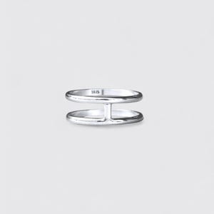K&ouml;nnte beinhalten: Ein Ring aus poliertem Silber mit zwei parallelen B&auml;ndern, die durch einen vertikalen Steg verbunden sind. Auf der Innenseite des oberen Bandes ist deutlich die Pr&auml;gung 925 zu sehen, die auf das Sterlingsilber dieses schlichten Schmuckst&uuml;cks hinweist.
