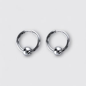 316L ステンレススチールのチャンキーフープイヤリング・ユニセックス 25mm ボールイヤリング・ミニマリストのヘビーデューティーフープ・インダストリアルジュエリー・クールシルバー。