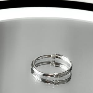 Verstellbarer Unisex-Ring aus 925er Sterlingsilber • Handgefertigter, minimalistischer offener Ring • Massiver Silberschmuck für Damen und Herren • Hergestellt in London