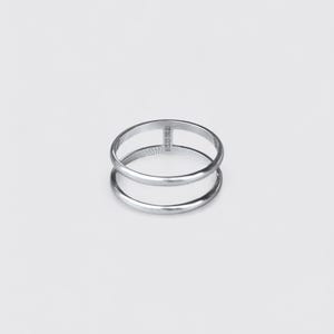 K&ouml;nnte beinhalten: Ein silberfarbener Metallring mit einem Doppelband-Design. Die beiden B&auml;nder sind an einer Seite durch einen kleinen vertikalen Steg miteinander verbunden. Die Oberfl&auml;che des Rings ist glatt und poliert, und das Metall wirkt im Licht reflektierend.