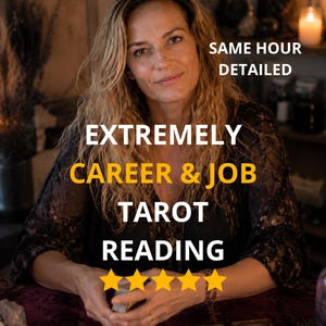 Pode incluir: Uma pessoa com cabelos longos e ondulados vestindo uma blusa de renda preta, sentada a uma mesa com cartas de tarô. O texto sobreposto diz: SAME HOUR DETAILED EXTREMELY CAREER & JOB TAROT READING, acompanhado por cinco estrelas amarelas.