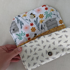 Cartera de tres pliegues: estampado de apicultor, cartera delgada beige, bolsillo con cremallera para monedas, cierre magnético, cartera con diseño de abeja, cartera con diseño de panal de abeja amarilla