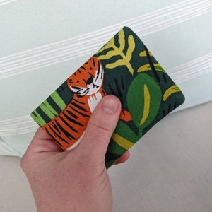 Cartera de bolsillo - Lona safari verde, cartera pequeña para mujer, monedero con tigre naranja, bolsillo con cremallera, cierre magnético, tarjetero