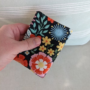 Portemonnee - zwarte bloemen, kleine zwarte portemonnee, rode portemonnee, vak met ritssluiting, magnetische drukknoop, kleine portemonnee, gele creditcardhouder