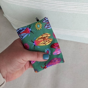 Cartera de bolsillo - Cigarra colorida, Cartera pequeña de mujer verde, Monedero de moneda de insecto rosa, Bolsillo con cremallera, Broche magnético, Titular de la tarjeta de crédito