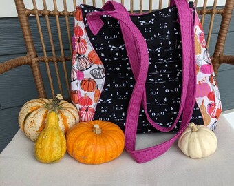 Bolsa de Halloween con calabazas naranjas y gatos negros. Bolsillo interior con cremallera.