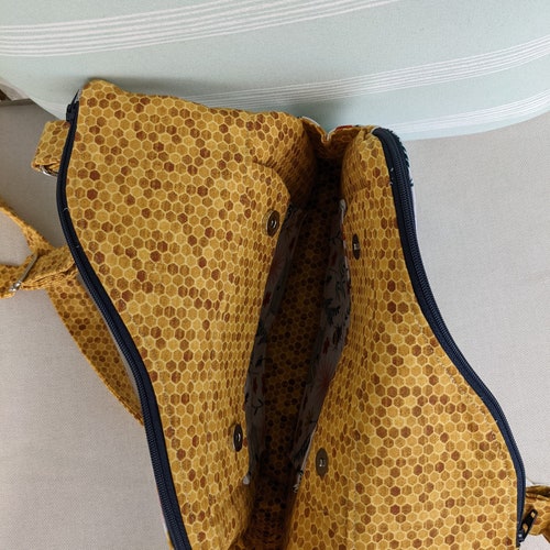 Zip-to-it Beekeeper Print bag - White Crossbody Bag, Yellow honeycomb zipper good purse, adjustable strap, interior pocket, bee hive purse,