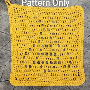 Peut inclure: Un torchon en crochet jaune avec un motif géométrique. "Pattern Only" est écrit en blanc en haut de l'image.