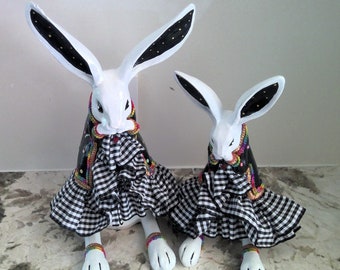 Alicia en el país de las maravillas, conejos de oración pintados caprichosos, conejo de conejito pintado a mano, conejo vintage, conejito de Pascua, decoración de Pascua, juego de 2