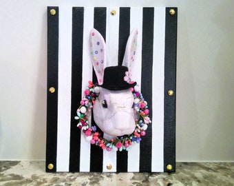 Easter White Whimsical Rabbit Wall Decor, Alicia en el País de las Maravillas, Pintado a mano, Hecho a mano, Conejo vintage, Pascua, Lienzo de corona de conejo