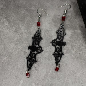 Fledermaus Ohrringe, schwarze Ohrringe, Vampir Schmuck, roter Glaskristall, Gothic Ohrringe, Gothic Schmuck, schwarz rote Ohrringe