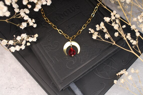 Mond Halskette | Goldene Halbmond Kette | Roter Glaskristall Schmuck | Mond Anhänger | Goldene Edelstahlkette
