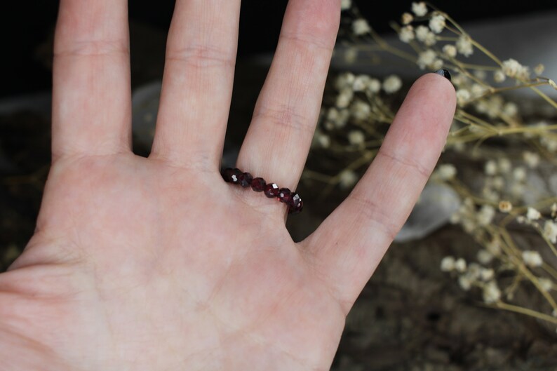 Granat Perlenring Elastischer Edelsteinring Ring aus facettierten Edelsteinperlen Hexenschmuck Bild 5