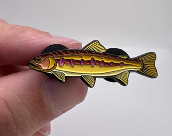 Goldene Forelle Emaille Pin – Angeln Anstecknadel mit Geschenkbox, Goldenes Forellen Abzeichen, Fliegenfischen Geschenk für Angler & Naturliebhaber