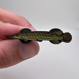 Alligator Gar Emaille Pin – Angeln Anstecknadel mit Geschenkbox, Alligator Gar Abzeichen, Geschenk für Angler & Naturliebhaber