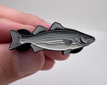 Striped Bass Enamel Pin - Angeln Anstecknadel mit Geschenkbox, Striped Barsch Abzeichen, Fliegenfischen Geschenk für Angler & Naturliebhaber