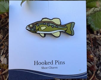 Colgante para zapatos con forma de lubina de boca pequeña – Colgante de pesca compatible con zapatos Crocs y zuecos, regalo para pescadores y amantes de la naturaleza.