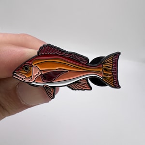 Emaljnål med röd snapper – Fiske-kavajnål med presentask, röd snapper-märke, flugfiskepresent för sportfiskare och friluftsmänniskor
