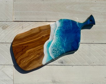 Tábua de corte de madeira de oliveira com padrão epóxi Ocean Wave: decoração de cozinha praiana