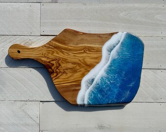 Tábua de corte de madeira de oliveira com padrão epóxi Ocean Wave: decoração de cozinha praiana