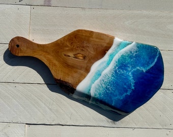 Tábua de corte de madeira de oliveira com padrão epóxi Ocean Wave: decoração de cozinha praiana