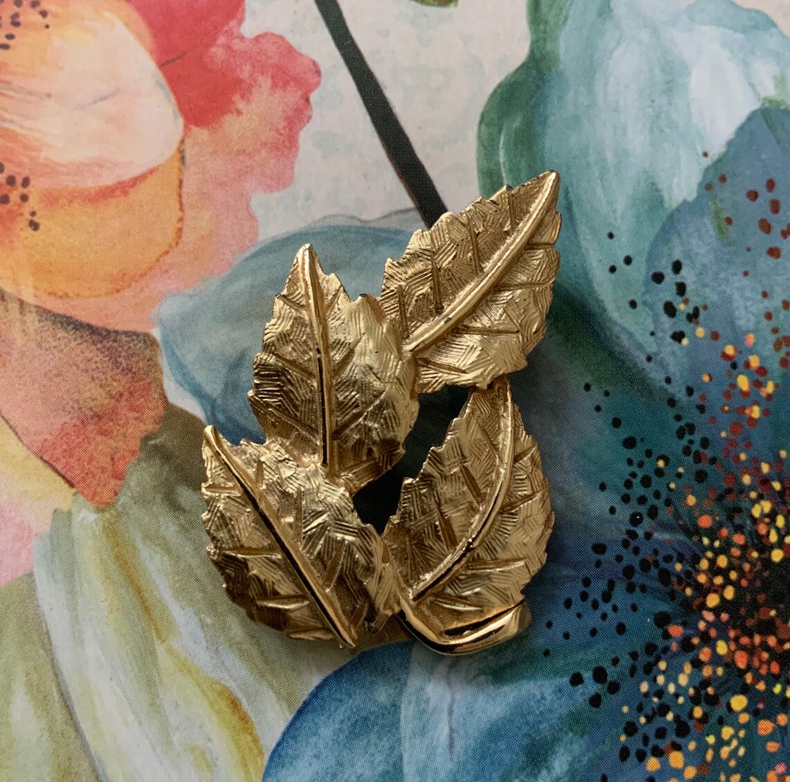 Broche Feuille Métal Doré Vintage Inès De La Fressange - Bijou Élégant, Occasion Très Bon État