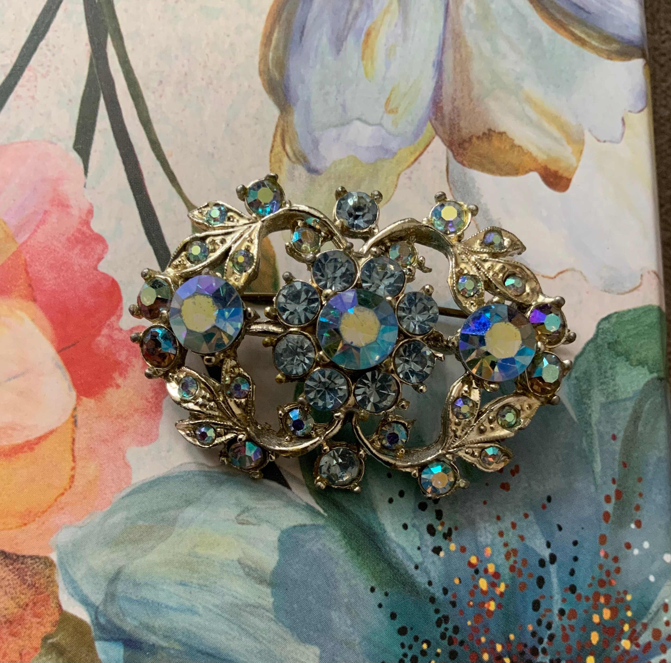 A Pretty Vintage Blue Sparkly Brooch. Silver Tone. Pin Brooch. Floral