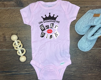 Mitwochs tragen wir rosa Strampelanzug. Mädchen Pink Mean Girls Film-Baby-Bodysuit