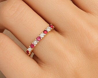Anillo de eternidad con rubí y diamante / Anillo de bodas de eternidad con micropavé de diamantes y rubí en oro rosa de 14 k / Anillo de bodas con rubí / Anillo con piedra de nacimiento de julio