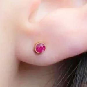 3 mm runde Rubin Ohrstecker - 14k Massivgold Winzige Rubin Ohrstecker - Zierliche Juli Geburtsstein Ohrringe - Minimalistisches echtes Rubin Schmuck Geschenk für Sie