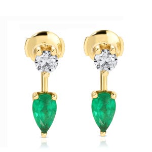 Peut inclure: Une paire de boucles d'oreilles en or avec fermoir à tige. Chaque boucle d'oreille présente une petite pierre précieuse claire et ronde en haut, une barre en or et une pierre précieuse verte en forme de poire. Les boucles d'oreilles sont présentées sur fond blanc.