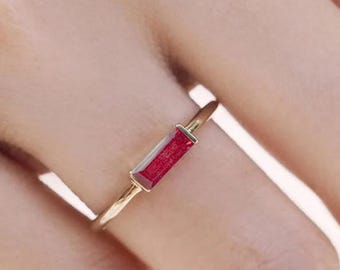 Anillo de bodas con rubí baguette solitario genuino en oro macizo de 14 k. Anillo de rubí baguette apilable/Anillo con piedra natal de julio/Regalo de cumpleaños para ella.