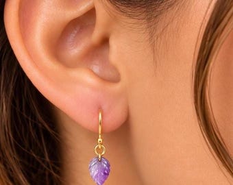 Orecchini pendenti a forma di foglia intagliata con ametista naturale, in oro massiccio 14 carati, con gemma intagliata, chiusura a gancio francese. Gioielli ispirati alla natura, regalo per lei.