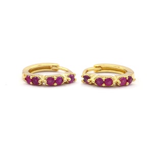 Aros de rubí natural en oro amarillo macizo de 14 k. Pendientes de aro con rubí. Joyería minimalista. Delicados pendientes de regalo. Regalo de Navidad para ella.