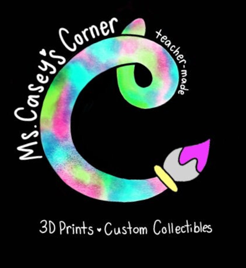 Peut inclure: Un logo color&eacute; avec le texte "Ms. Casey's Corner" et "teacher-made" dans un cercle. Le logo pr&eacute;sente une grande lettre "C" stylis&eacute;e faite d'un tourbillon de couleurs arc-en-ciel. Un pinceau avec un manche gris et une &eacute;claboussure de peinture rose est attach&eacute; au bas du "C". Le texte "3D Prints &hearts; Custom Collectibles" est sous le logo.