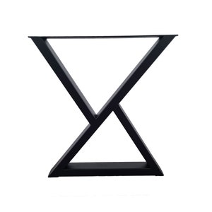 Op de afbeelding: Een zwart metalen tafelonderstel met een geometrisch ontwerp. De basis heeft een reeks elkaar kruisende, schuine steunen, waardoor een stevige en moderne uitstraling ontstaat. De basis is ontworpen om een tafelblad te ondersteunen.